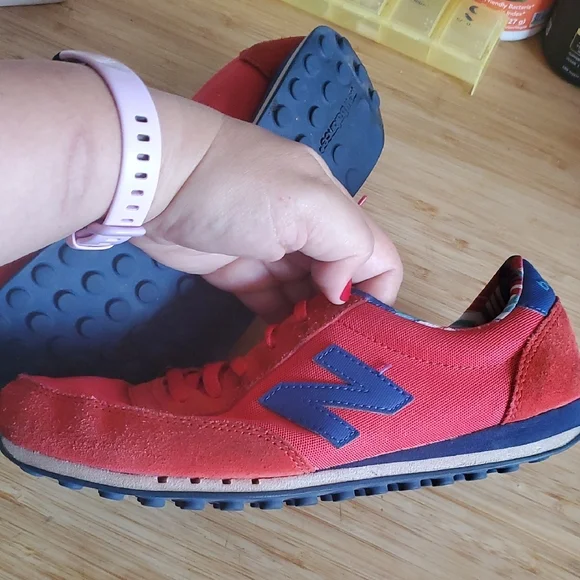 New Balance Women's Red&Navy Sneakers SZ 9 - Picture 3 of 6